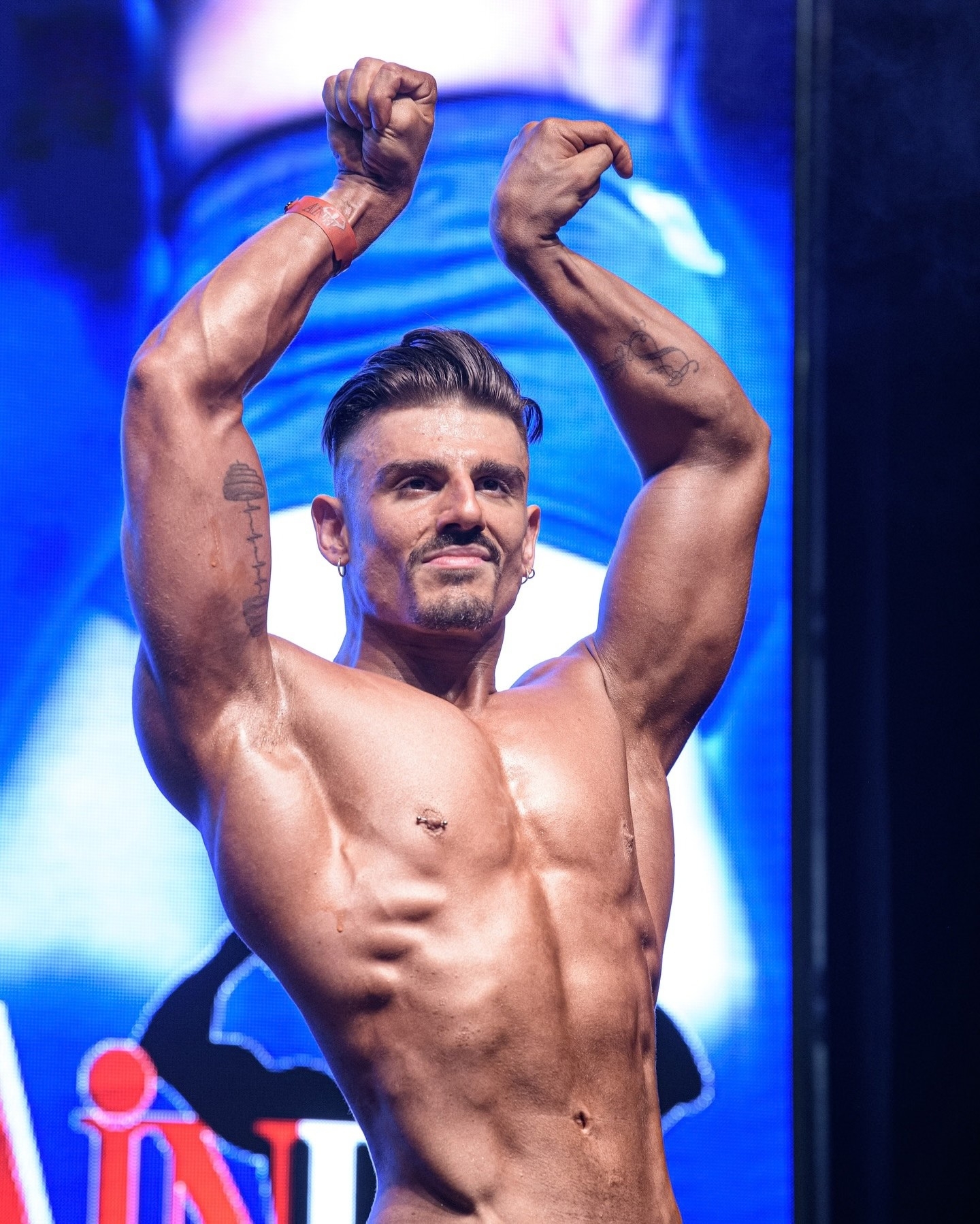Enzo Farsetti sul palco durante una competizione di natural bodybuilding